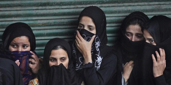 تفسير حلم لبس العباءة السوداء: دلالات متعددة للمرأة الحامل والمتزوجة والعزباء