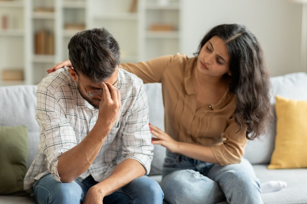 تفسير حلم البكاء على الميت في المنام للعزباء والمتزوجة والرجل