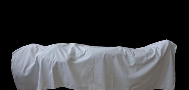 تفسير رؤية الميت بالملابس في المنام