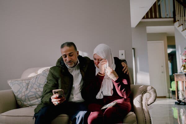 تفسير الأحلام: حمل الأم والأخوات والأب في المنام ومعاني الإحتضان