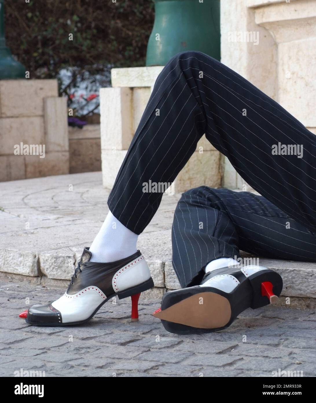 تفسير الأحلام: دلالات الأحذية في المنام للعزباء والمتزوجة والحامل