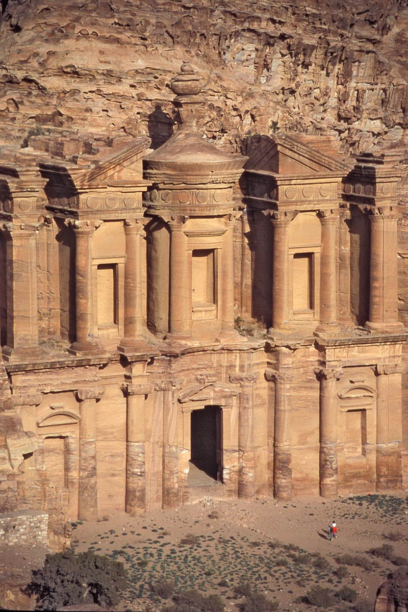 من هو النبي الذي كان قومه ينحتون من الجبال بيوتاً؟