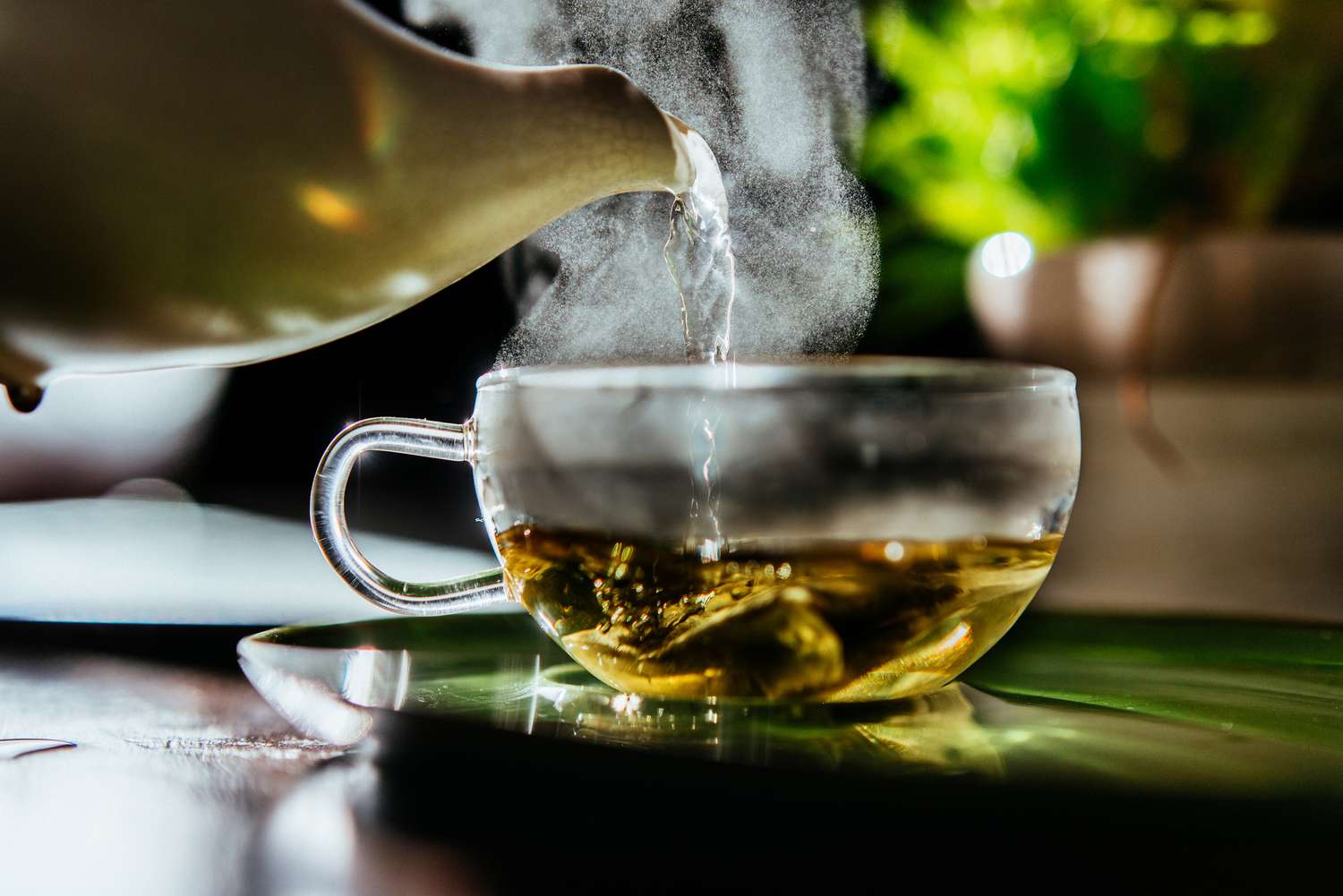 فوائد ومضار الشاي الأخضر على الريق