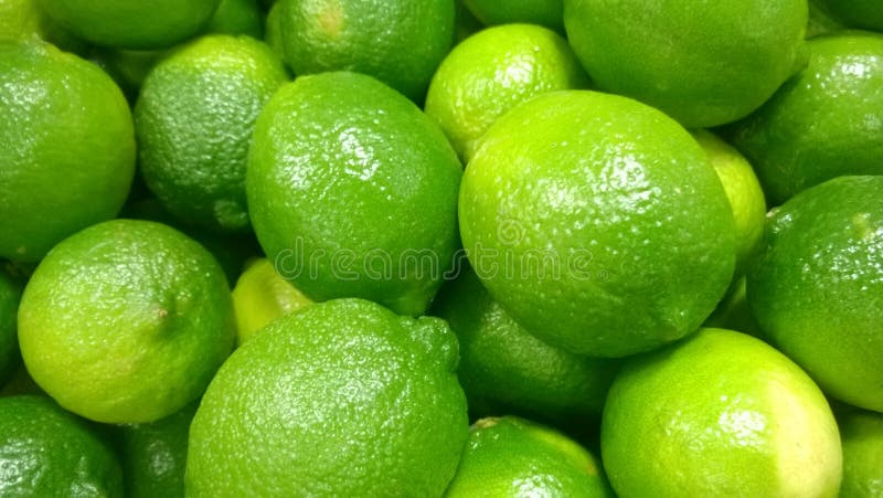 تفسير حلم الليمون الأخضر: دلالات متعددة وأبعاد نفسية
